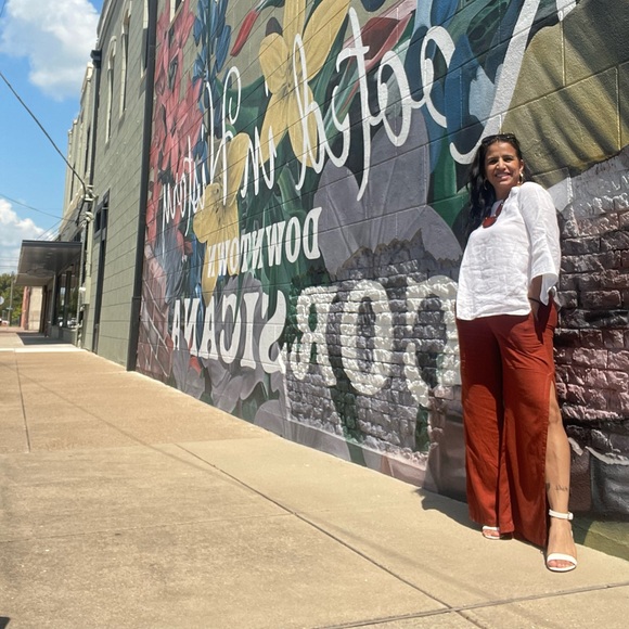 Meet your Posher, Connie - Picture 1 of 2